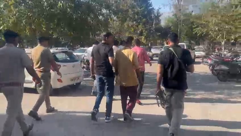 दोनों को कोर्ट में पेश कर सात दिन के रिमांड पर लिया गया है