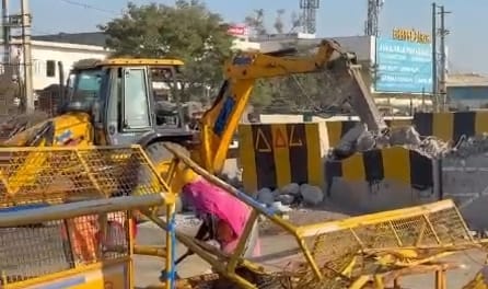 फ्लाईओवर से हटाए जा रहे अवरोधक