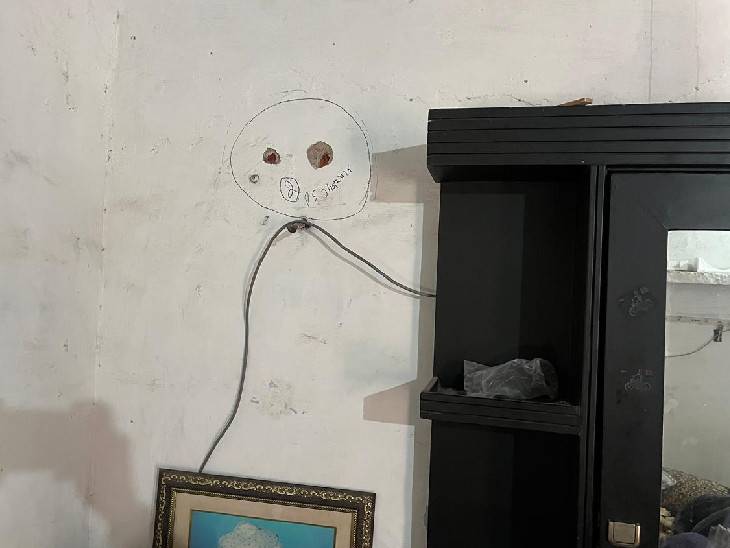 कमरे की दीवार पर गोलियों के निशान मिले।