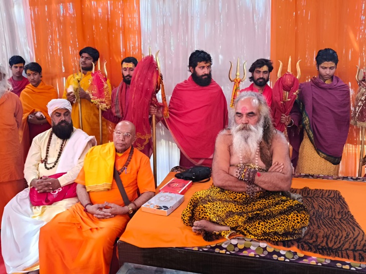 26 ਤੇ, ਸੰਤਾਂ ਅਤੇ ਮਹਾਤਮਾ ਪੂਰੇ ਦੇਸ਼ ਵਿੱਚ ਧਰਮ ਦੀ ਸੰਸਦ ਵਿੱਚ ਇਕੱਠੇ ਹੋਣਗੇ.