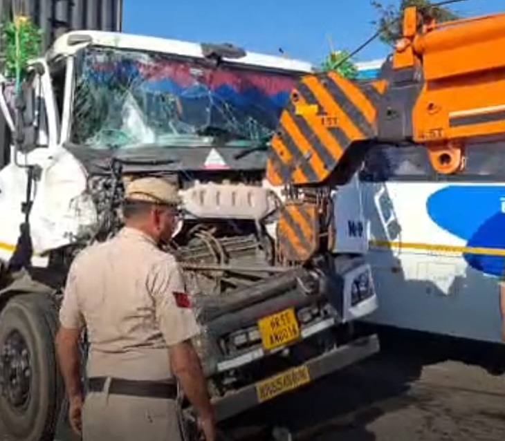 करनाल में हादसे के बाद मौके पर पहुंची पुलिस और क्रेन से ट्रक को हटाते हुए।