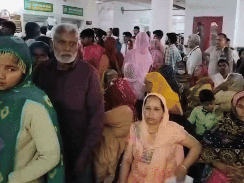 विश्व ओरल हेल्थ डे पर आयोजित कार्यक्रम में भाग लेते हुए लोग