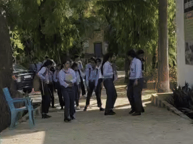 परीक्षा देकर बाहर आते हुए विद्यार्थी
