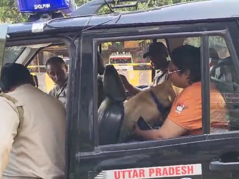 कुत्ते के साथ तीन पुलिस कर्मी भी मौजूद दिखे।
