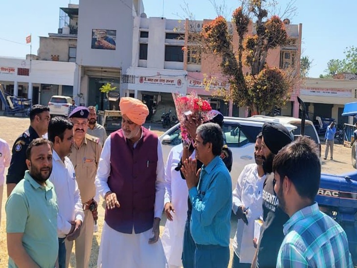 ਖੇਤੀਬਾੜੀ ਮੰਤਰੀ ਅਨਾਜ ਦੇ ਬਾਜ਼ਾਰ ਵਿੱਚ ਅਚਾਨਕ ਪਹੁੰਚੇ.