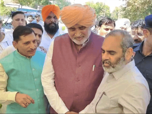 ਮੇਲੇ ਵਿਚ ਪ੍ਰਦਰਸ਼ਨੀ ਦਾ ਮੁਆਇਨਾ ਕਰਨਾ ਮੰਤਰੀ.