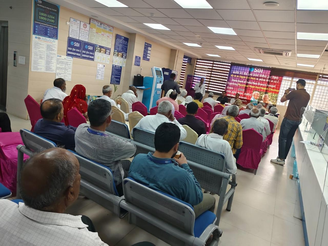 ਸੋਨਪਤ ਵਿੱਚ ਐਸਬੀਆਈ ਦੁਆਰਾ ਸਥਾਪਤ ਸਿਹਤ ਜਾਂਚ-ਕੈਂਪ ਵਿੱਚ ਪੈਨਸ਼ਨਰ ਅਤੇ ਹੋਰ ਮੌਜੂਦ ਹਨ.