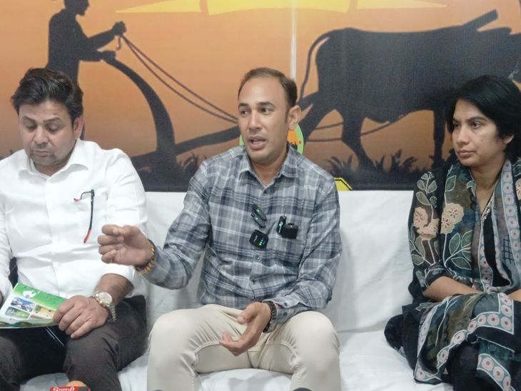 भिवानी में पत्रकार वार्ता करते हुए किसान युवा क्लब के संस्थापक राकेश बेनीवाल