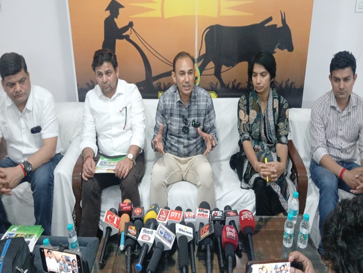 ਰਾਕੇਸ਼ ਬੈਨੀਵਾਲ, ਕਿਸਾਨ ਯੁਵਾ ਕਲੱਬ ਦੇ ਸੰਸਥਾਪਕ, ਭਿਵਾਨੀ ਵਿੱਚ ਪ੍ਰੈਸ ਕਾਨਫਰੰਸ