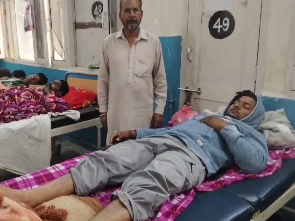 ਜ਼ਖਮੀ ਨੌਜਵਾਨ ਨੂੰ ਹਸਪਤਾਲ ਦਾਖਲ ਕਰਵਾਇਆ ਗਿਆ.
