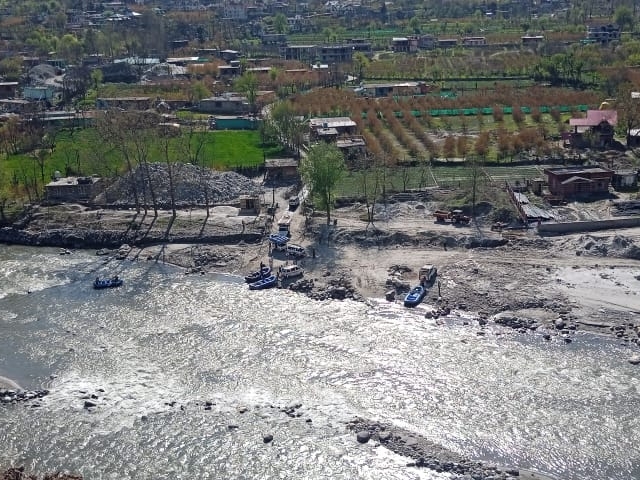 कुल्लू में अवैध राफ्टिंग।