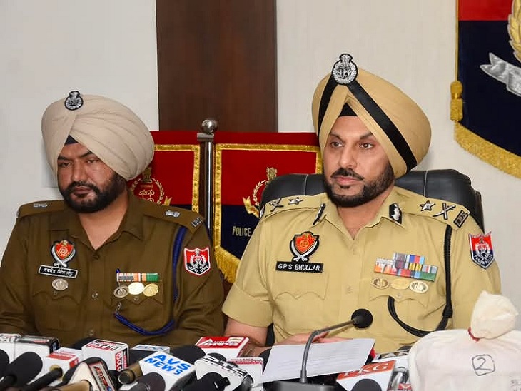 पुलिस कमिश्नर अमृतसर जानकारी देते हुए। - Dainik Bhaskar