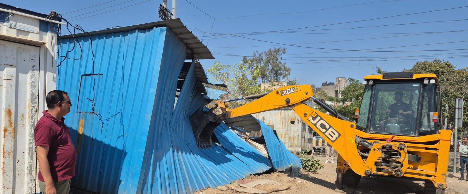 ਗੁਰੂਗ੍ਰਾਮ ਵਿੱਚ ਜੇਲ੍ਹ ਦੀ ਜ਼ਮੀਨ 'ਤੇ ਗੈਰਕਾਨੂੰਨੀ ਨਿਰਮਾਣ ਨੂੰ ਦੂਰ ਕਰਦਿਆਂ ਗੈਰਕਾਨੂੰਨੀ ਨਿਰਮਾਣ ਦੇ ਅਧਿਕਾਰੀ.