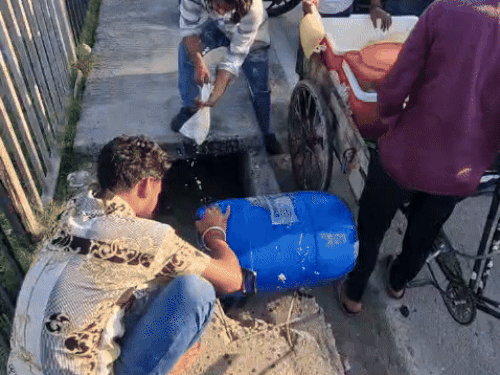 डेयरी से बरामद घी और पनीर को नष्ट करवाती टीम। - Dainik Bhaskar