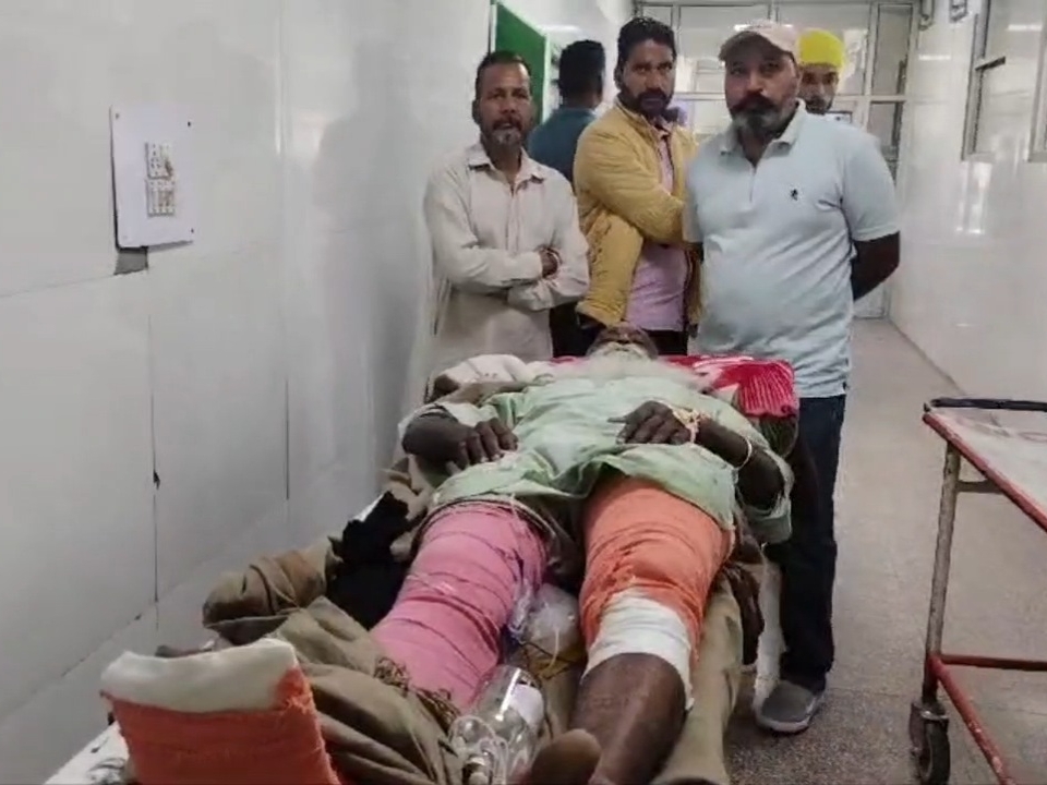 ਪਰਿਵਾਰ ਨੇ ਜ਼ਖਮੀ ਵਿਅਕਤੀ ਨੂੰ ਹਸਪਤਾਲ ਲਿਜਾਇਆ.
