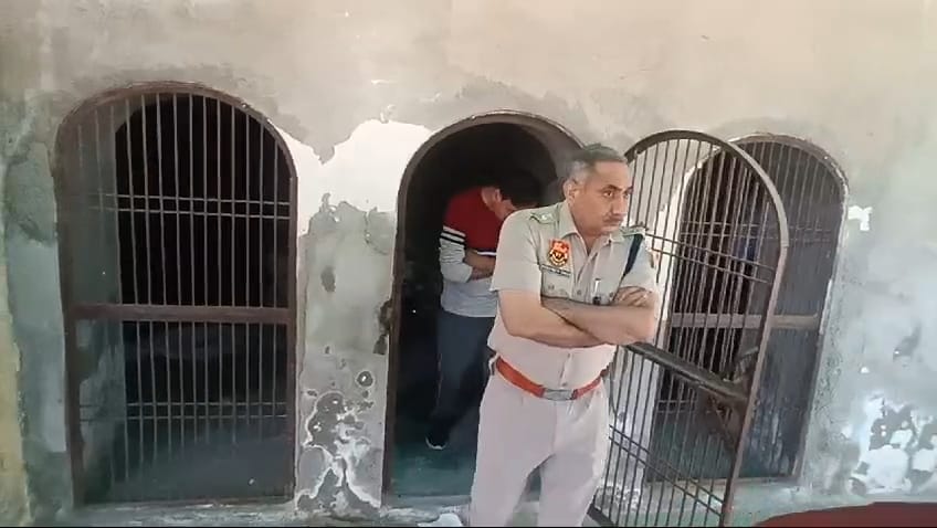 पीर पर मिले शव के बाद मौके पर डीसीपी नरेंद्र कादयान जांच करते हुए