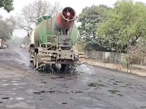 सड़क निर्माण का काम शुरू हुआ तभी ग्रामीणों ने अपना आंदोलन खत्म किया।