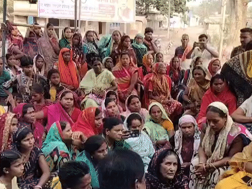 सड़क निर्माण के शुरू होने के बाद ग्रामीणों ने आंदोलन समाप्त किया। - Dainik Bhaskar