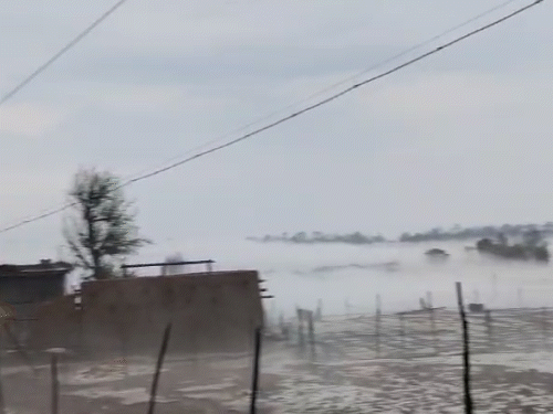 बलरामपुर के सामरीपाट में शुक्रवार सुबह जमकर ओले गिरे।