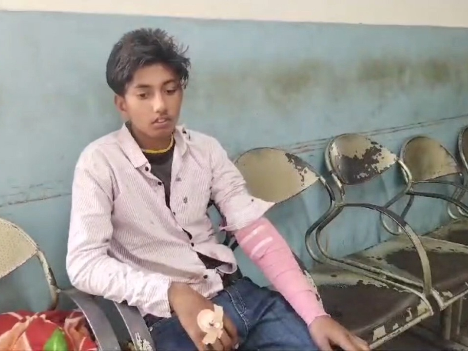 ਹਾਦਸੇ ਵਿੱਚ ਜ਼ਖਮੀ ਨੌਜਵਾਨ ਹਸਪਤਾਲ ਪਹੁੰਚੇ ਤਾਂ ਇਲਾਜ ਲਈ ਹਸਪਤਾਲ ਪਹੁੰਚੇ.