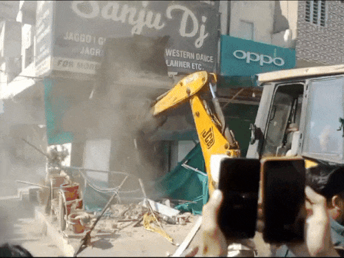 नशा तस्कर का घर गिराता हुआ बुलडोजर - Dainik Bhaskar