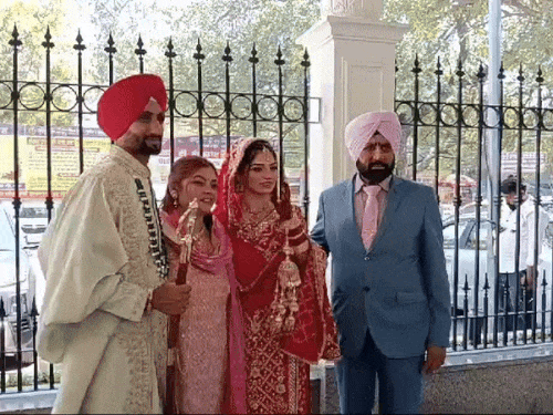 शादी के बाद परिवार के साथ फोटो खींचवाते मनदीप सिंह और उदिता दूहन। - Dainik Bhaskar