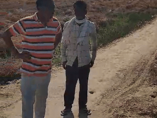 माैके पर मौजूद ग्रामीण।