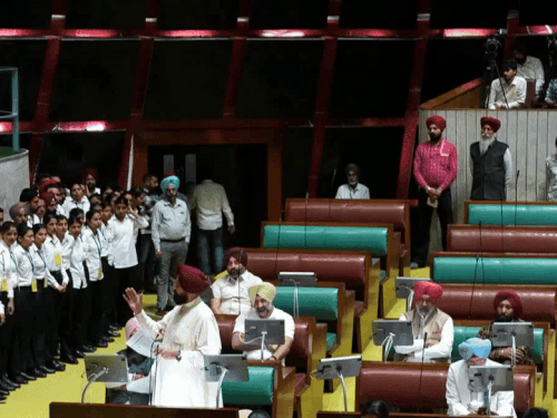 विपक्ष के नेता प्रताप सिंह बाजवा ने कर्नल व उनके बेटे को पुलिस अधिकारियों द्वारा पीटे जाने का मसला उठाते हुए पटियाला के एसएसपी को सस्पैंड करने की मांग रखी है। - Dainik Bhaskar