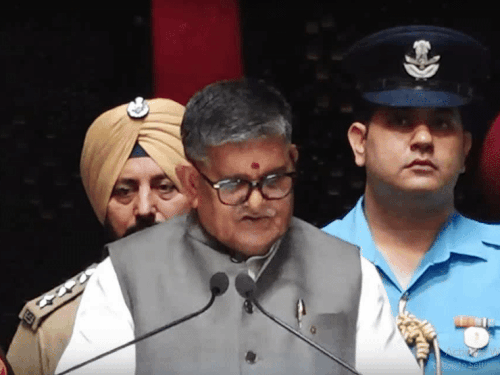 संबाेधन करते हुए गवर्नर गुलाब चंद कटारिया। - Dainik Bhaskar