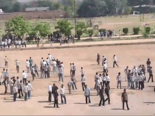 यूनिवर्सिटी के ग्राउंड में हथियार लेकर घूमते स्टूडेंट। - Dainik Bhaskar