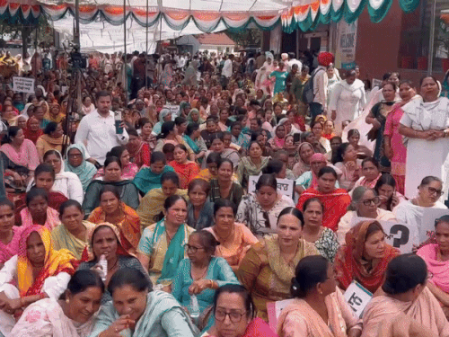 विधानसभा की तरफ कूच से पहले कांग्रेस भवन में मौजूद महिला वर्कर। - Dainik Bhaskar