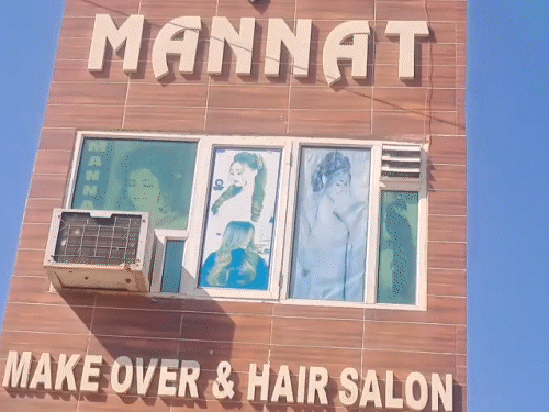 ਮੈਨਨੈਟ ਮੇਕਵਰ ਅਤੇ ਹੇਅਰ ਸੈਲੂਨ, ਜਿੱਥੇ ਕਿ ਗੋਲੀਬਾਰੀ ਕੀਤੀ ਗਈ ਸੀ.