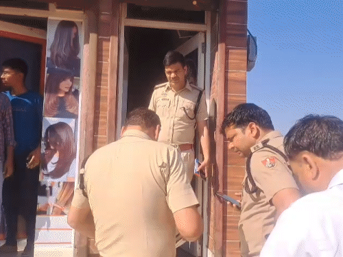 ਪੁਲਿਸ ਦੀ ਜਾਂਚ ਦੌਰਾਨ ਪੁਲਿਸ ਮੌਕੇ ਦੇ ਮੌਕੇ ਤੇ ਪਹੁੰਚ ਗਈ.