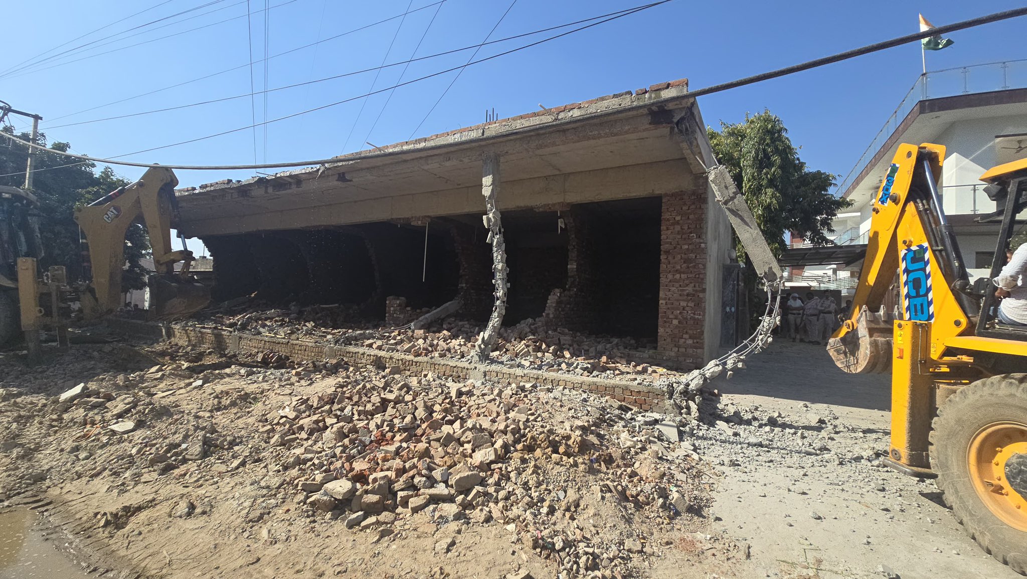 ਬੁਲਡੋਜ਼ਰਸ ਨੇ ਮਨੇਸਰ, ਗੁਰੂਗ੍ਰਾਮ ਵਿੱਚ ਮਨਜ਼ੂਰੀ ਤੋਂ ਬਿਨਾਂ ਬਿਲਡਿੰਗ ਬਿਲਡਿੰਗ ਨੂੰ ਛੱਡ ਰਿਹਾ ਸੀ