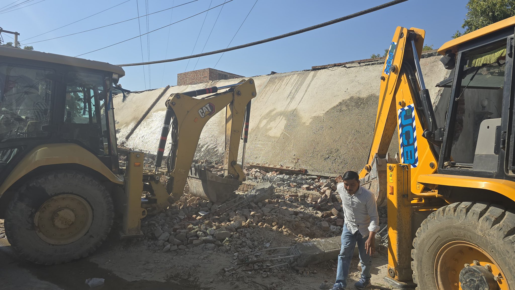 ਬੁਲਡੋਜ਼ਰਸ ਨੇ ਮਨੇਸਰ, ਗੁਰੂਗ੍ਰਾਮ ਵਿੱਚ ਮਨਜ਼ੂਰੀ ਦੇ ਲਾਗੂ ਕੀਤੇ ਇਮਾਰਤ ਨੂੰ ਖਤਮ ਕਰ ਦਿੱਤਾ.