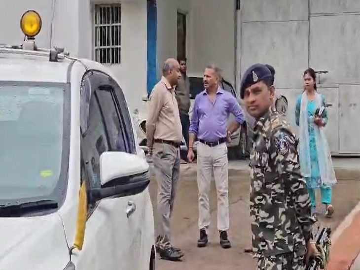 सरगुजा कलेक्टर विलास भोस्कर और SP योगेश पटेल सेंट्रल जेल निरीक्षण के लिए पहुंचे।