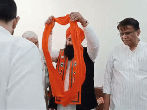 ਮਜ਼ਦੂਰਾਂ ਨੂੰ ਮਿਲਣ ਤੋਂ ਬਾਅਦ ਜ਼ਿਲ੍ਹਾ ਪ੍ਰਧਾਨ ਸੀਰੋਪਾ ਨੂੰ ਤਾਨਖਰ ਨੂੰ ਪੇਸ਼ ਕਰਦੇ ਸਨ.