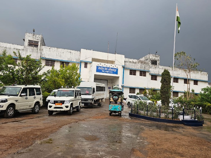 सेंट्रल जेल में सुबह पहुंचा अधिकारियों का दल।