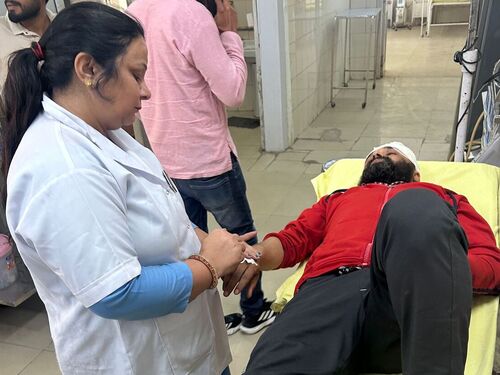 ਮਹਿਲਾ ਡਾਕਟਰ ਹਸਪਤਾਲ ਵਿਚ ਜ਼ਖਮੀਆਂ ਨਾਲ ਪੇਸ਼ ਕਰਨ ਵਾਲਾ .ਰਤ.