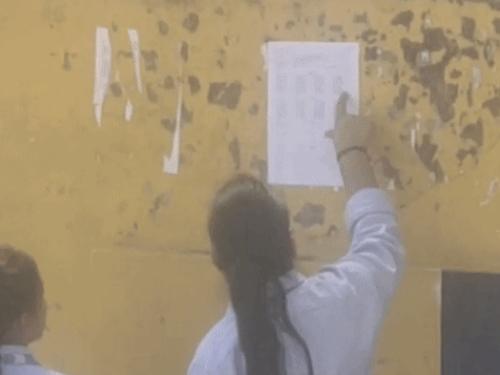 परीक्षा केंद्र पर अपना रोल नंबर चेक करते हुए परीक्षार्थी