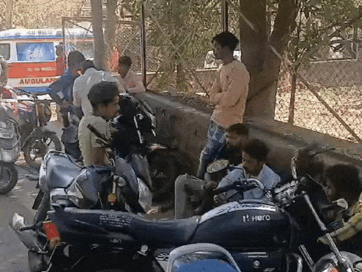 पीएम के दौरान मॉर्चुरी रूम के बाहर परिजन।