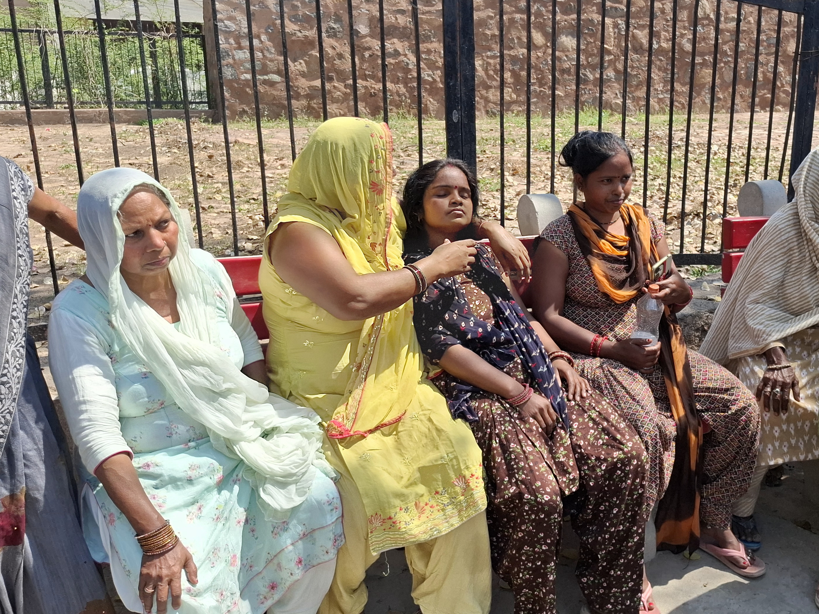 अस्पताल में मौजूद मृतक की पत्नी व अन्य महिलाएं।