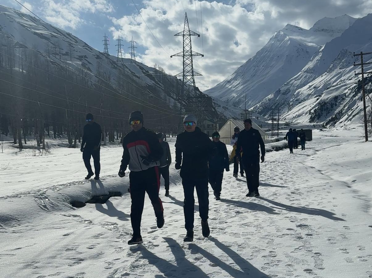 स्नो मैराथन की प्रैक्टिस करते जवान।