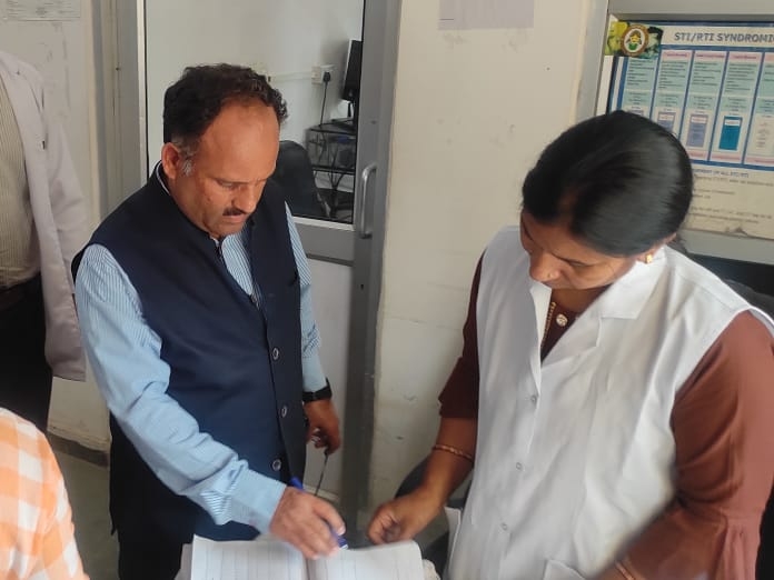 ਮੁਖੀ ਸਿਵਲ ਸਰਜਨ ਡਾ. ਜਯੰਤ ਆਹੂਜਾ ਹਜੀਰੀ ਦੀ ਪੜਤਾਲ ਕਰਦੇ ਹੋਏ.