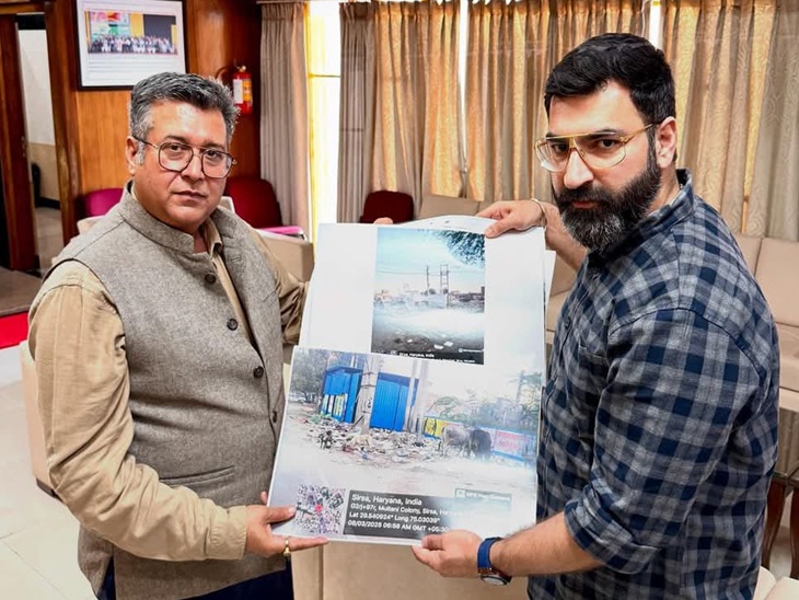 ਵਿਧਾਇਕ ਗੋੱਕੁਲਤੀਆ ਸਥਾਨਕ ਬਾਡੀ ਵਿਭਾਗ ਦੇ ਅਧਿਕਾਰੀ ਨੂੰ ਫੋਟੋਆਂ ਦਿਖਾਉਂਦਾ ਹੈ.