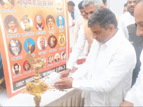 ਸਿੱਖਿਆ ਮੰਤਰੀ 13 ਮੈਦਾਨਾ ਨੂੰ ਪ੍ਰੋਗਰਾਮ ਵਿੱਚ ਦੀਵਾ ਨੂੰ ਰੌਸ਼ਨ ਕਰ ਰਹੇ ਹਨ.