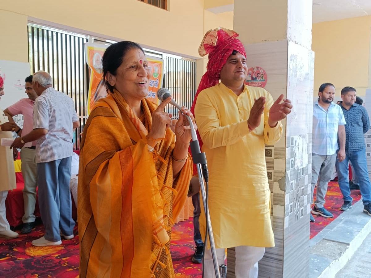 ਪ੍ਰੋਗਰਾਮ ਦੇ ਦੌਰਾਨ ਸੰਬੋਧਨ ਕਰਨਾ.