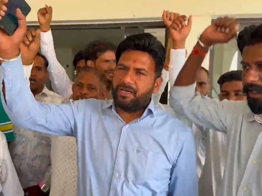 एडीसी कार्यालय पर विरोध प्रदर्शन करते हुए सरपंच।