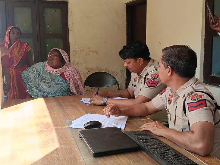 जिला अस्पताल में कागजी कार्रवाई करते हुए पुलिस