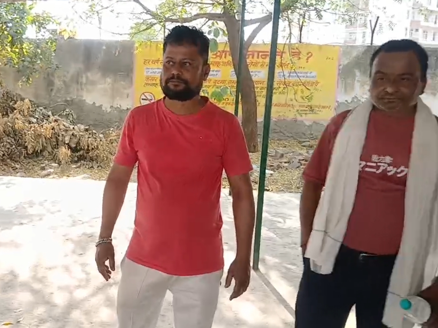 ਸੁਭਾਸ਼ਜ, ਮ੍ਰਿਤਕ ਦਾ ਪਿਤਾ ਲਾਲ ਟੀ-ਸ਼ਰਟ ਵਿੱਚ ਖੜੇ ਹਨ.